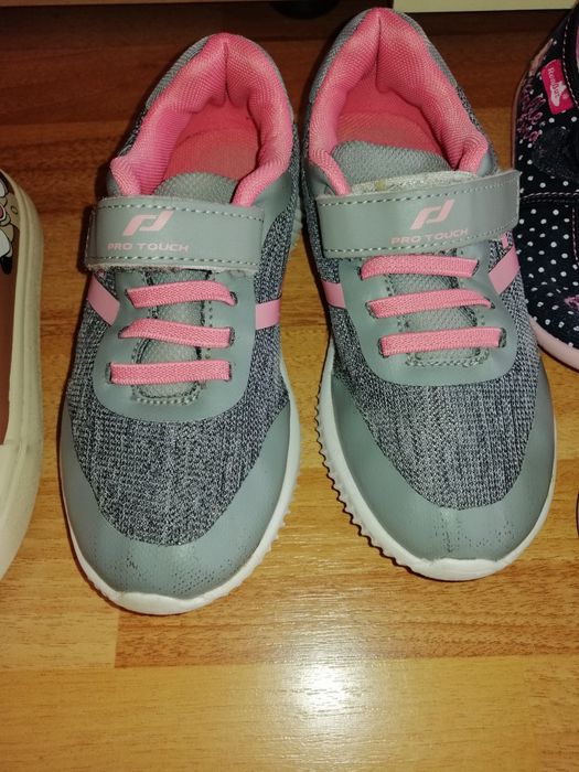 Различни размери маратонки и пантофки