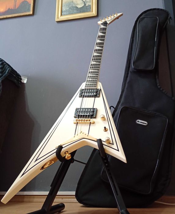 Chitară electrică Jackson Pro Rhoads RRT-3 cu husă, Dunlop StrapLocks și stand Fender