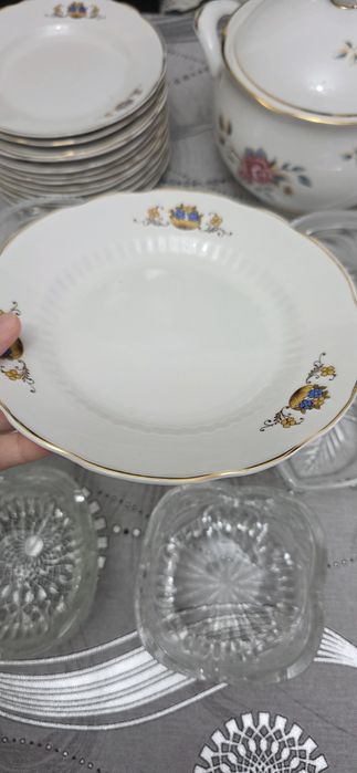 Продаются фарфоровая посуда и хрусталь