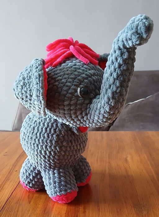 Ръчно плетено слонче с вдигнат хобот – за щастие и усмивки!