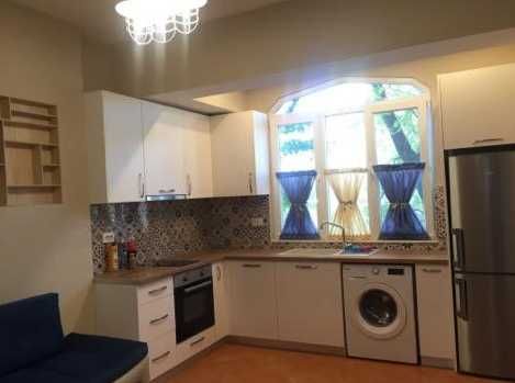 Дава се под наем Тристаен апартамент в Пловдив, Старият град - 87 кв.м за 382.5 € - Снимка #1