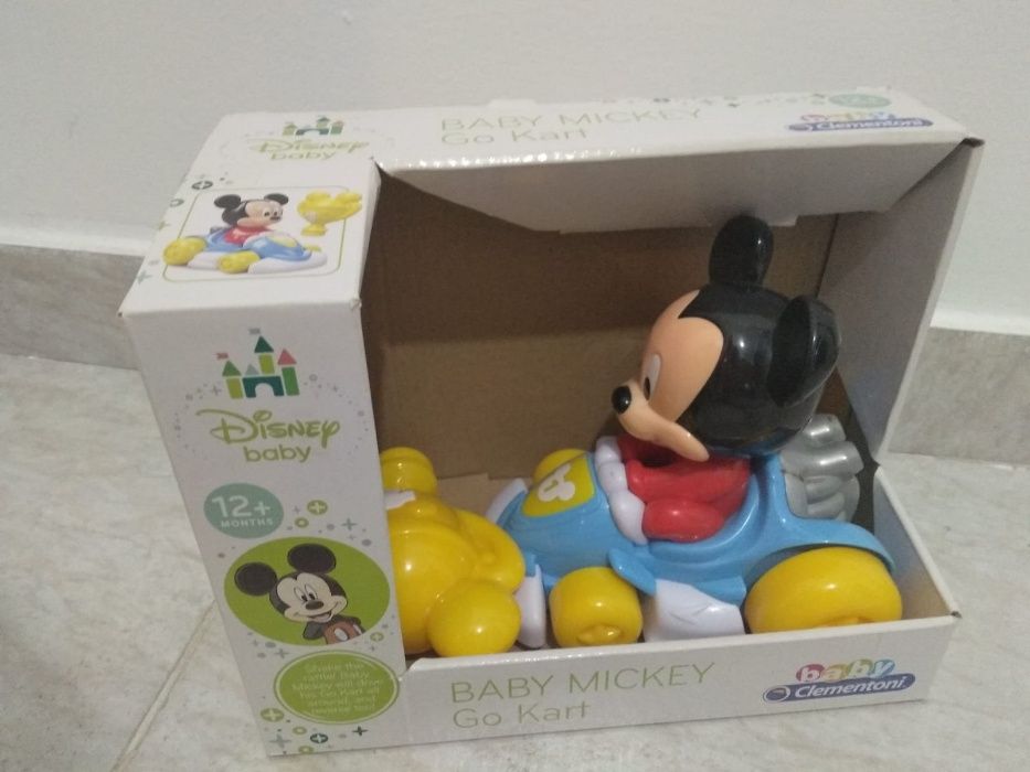 Baby Mickey cu masina lui de curse