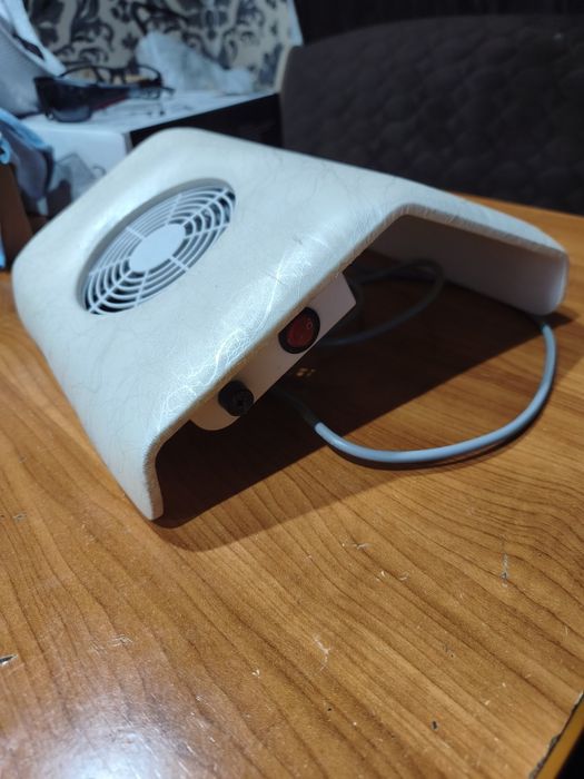 Aspirator unghii
