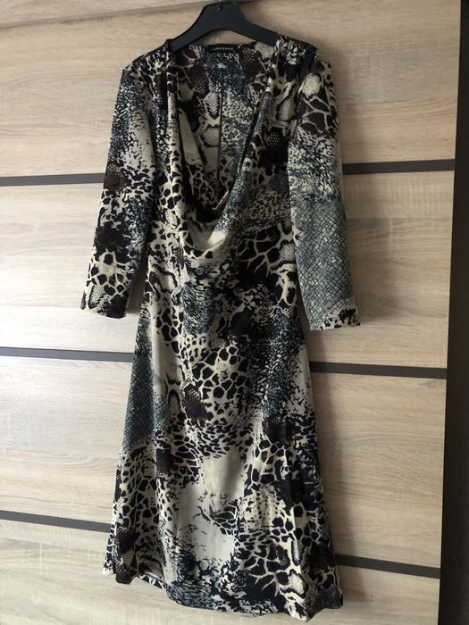 Vând rochițele din imagine