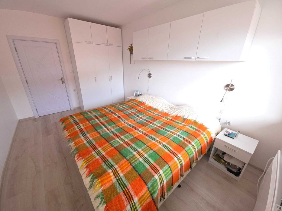 Нов напълно обзаведен 3-стаен апартамент в широк център на Велинград.