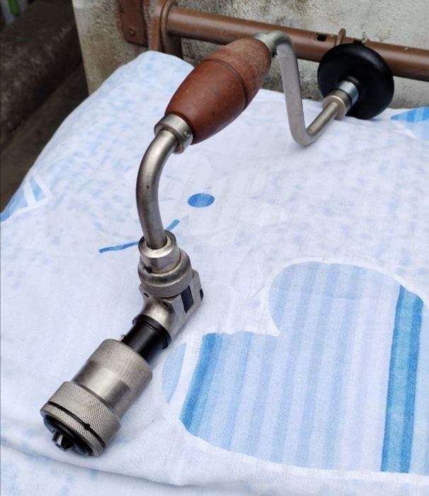 Mașina găurit manuala și coarbă