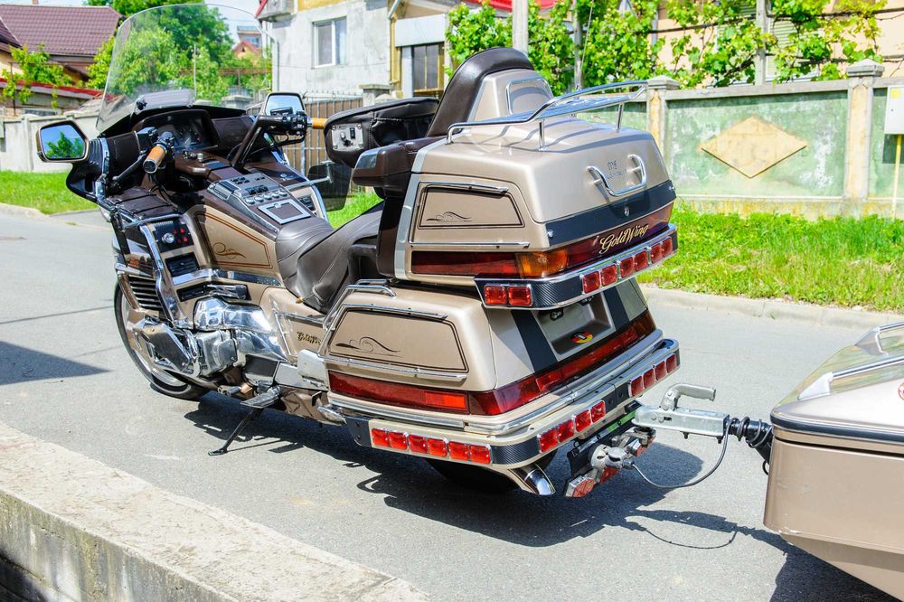 Honda Goldwing 1500, cu remorca.