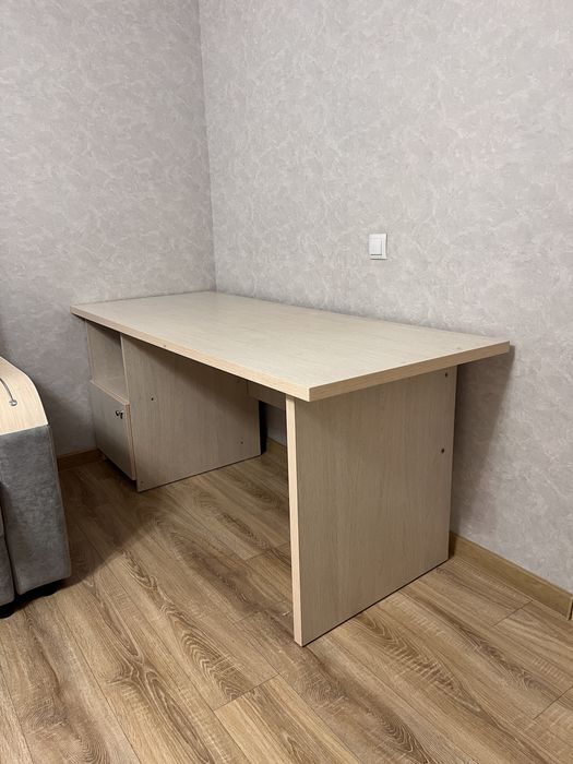 Деревянный стол район экспо