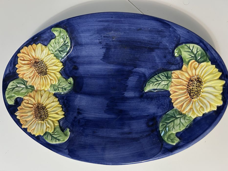 Италианска красива порцеланова чиния с релефни цветя