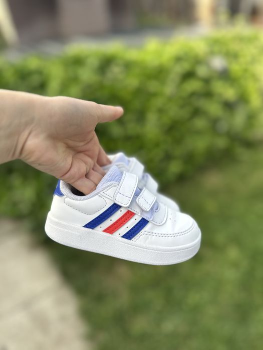 Vand sandale si adidasi