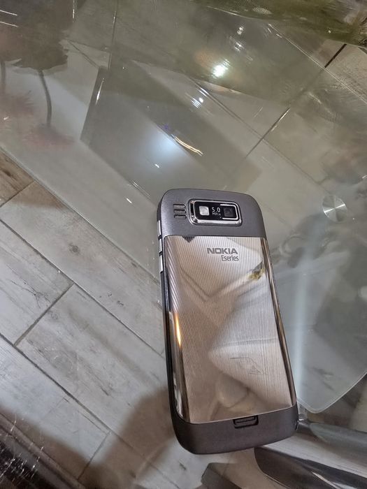 Vând Nokia E72 silver, meniu limba rămână, zero minute vorbite