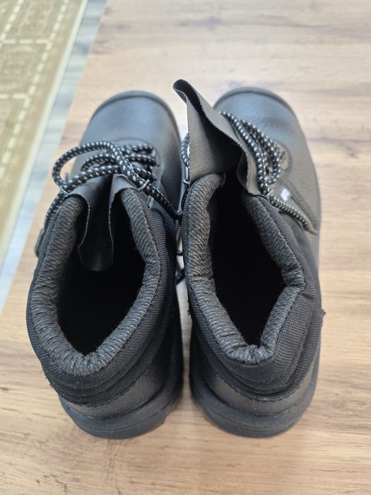 Продам рабочие сефти ботинки.