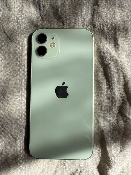 Iphone 12, 64GB, зелен + кейс и протектор (много запазен)