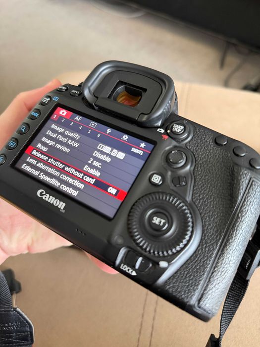 Canon 5D Mark IV с 6 батерии и грип