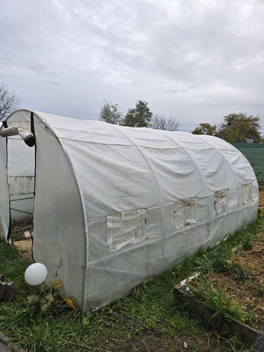 Solar cu carcasa si prelata