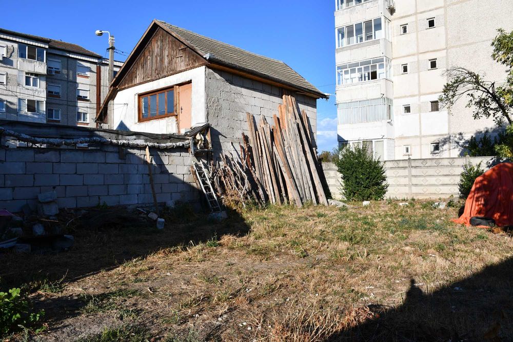 Vand spatiu comercial cu anexe