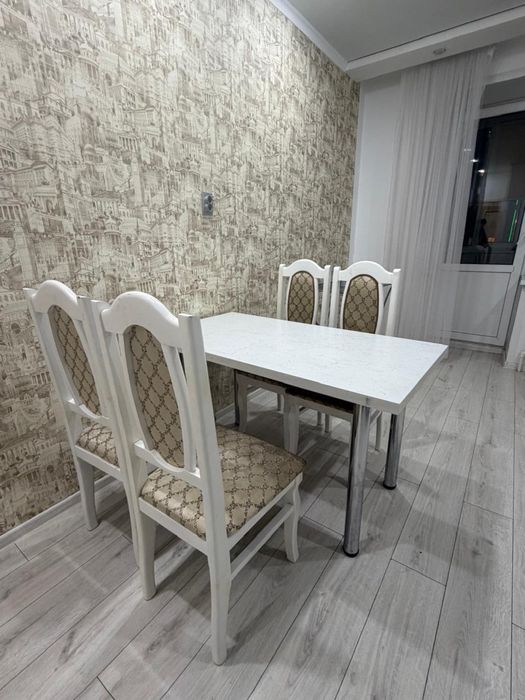 Стол кухонный и стулья