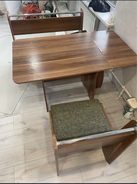 Стол со стульями