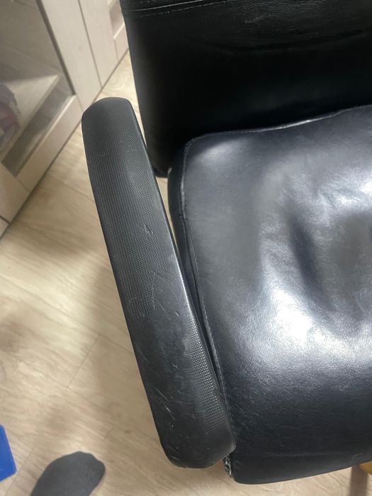 Продам 2 кресла офисные