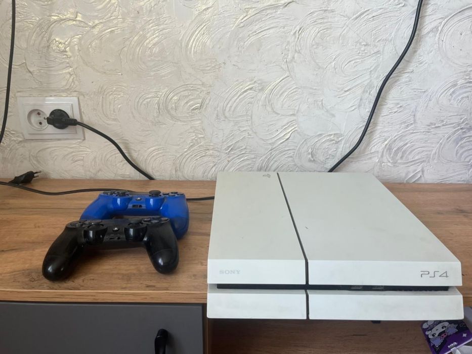 Продам PS4 FAT 500 ГБ