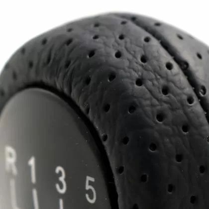 Топка за скоростен лост за BMW с 5 скорости - черна кожа с пори