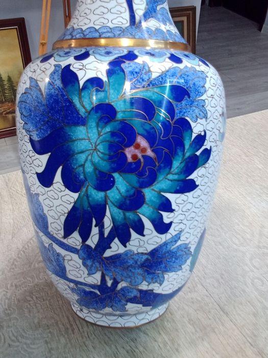 Китайска ваза Клоазоне (Cloisonné) – изящна изработка от мед, емайл и позлата (21х11 см)