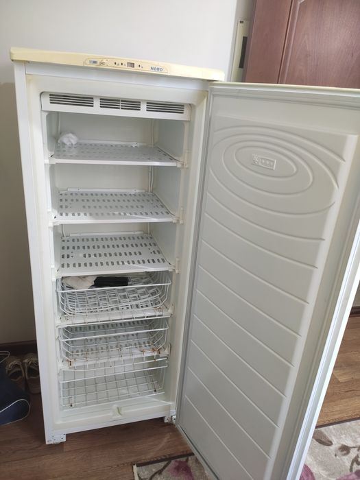 Продам вертикальный морозильник