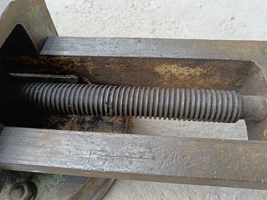 Станочные тиски со шкалой.