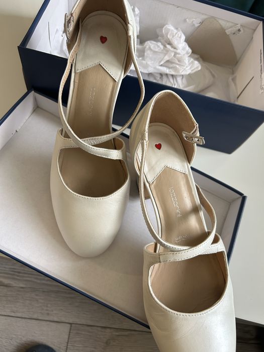 Обувки булченски бели