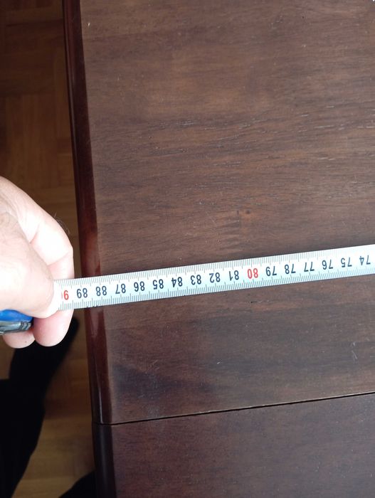 Продавам разтегателна маса и 6 стола