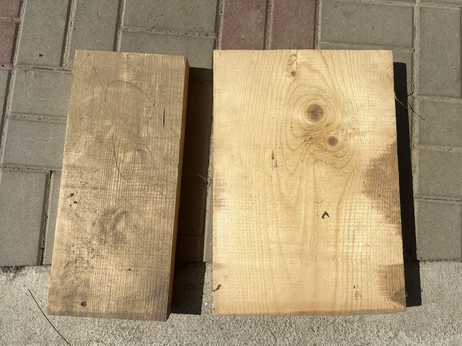 Lot lemn uscat pentru stupi: dulapi 5 cm grosime + elemente frezate urdiniș