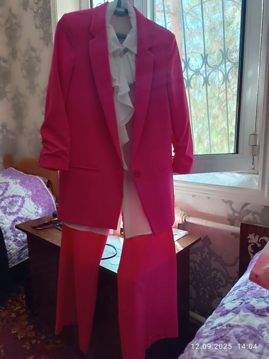 Kostyum pochti yengi 2 martta kiyilgan sifati zor qimmat brend