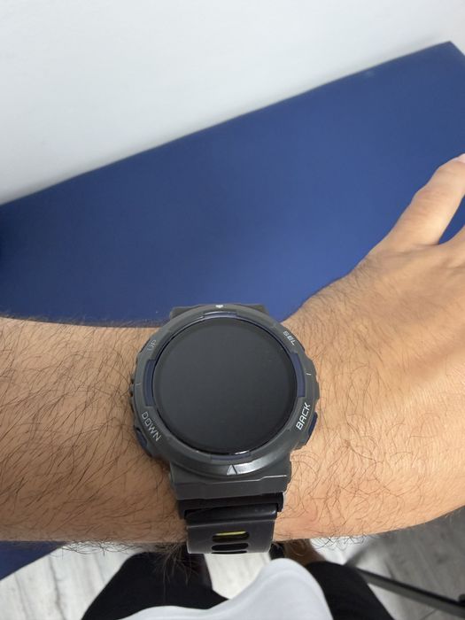 Amazit Active Edge 3 ceasuri disponibile fiecare se vinde cu 200 de lei.