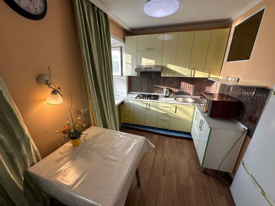 В самом центре на абзале 3шка Kaspi RED QR GOLD