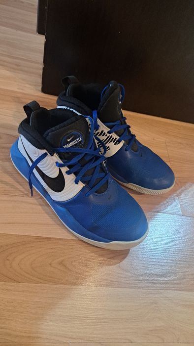 Vând ghete Nike Team Hustle D9, mărimea 39