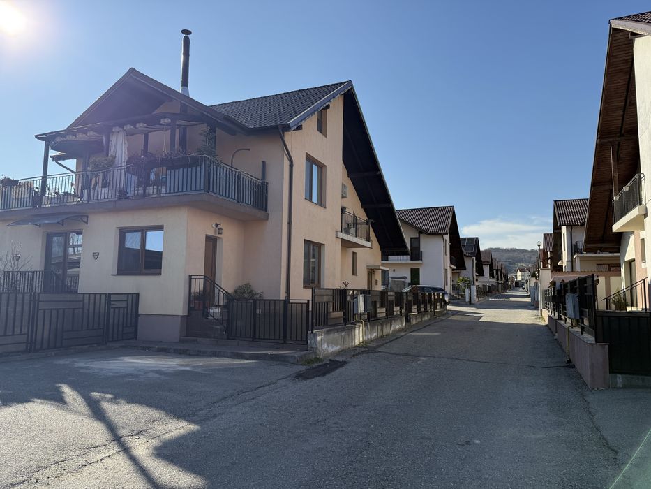 Apartament in duplex situat cartier privat in Bujoreni, str Prieteniei