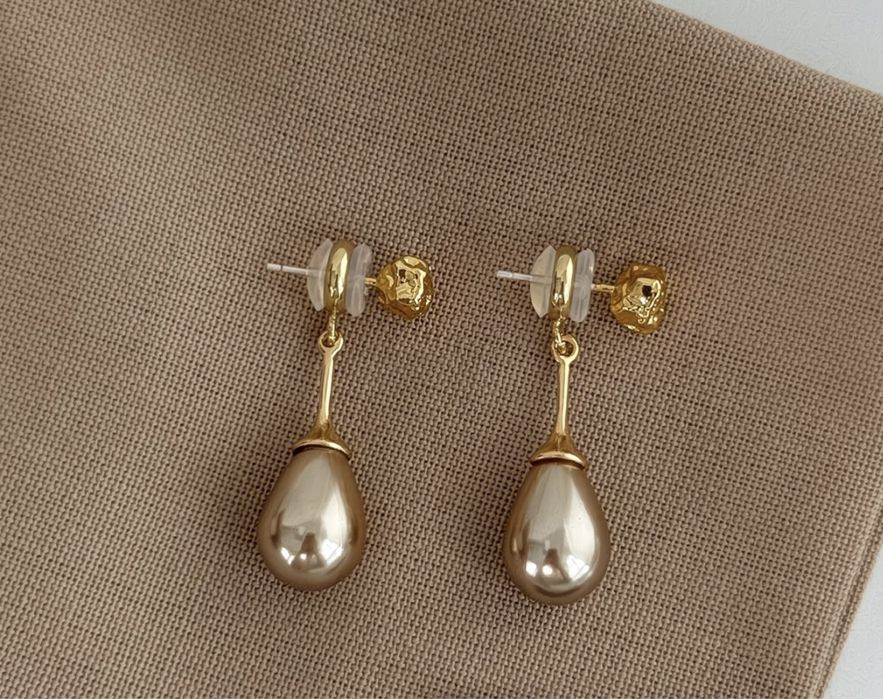 Элегантные серьги-капельки белого цвета