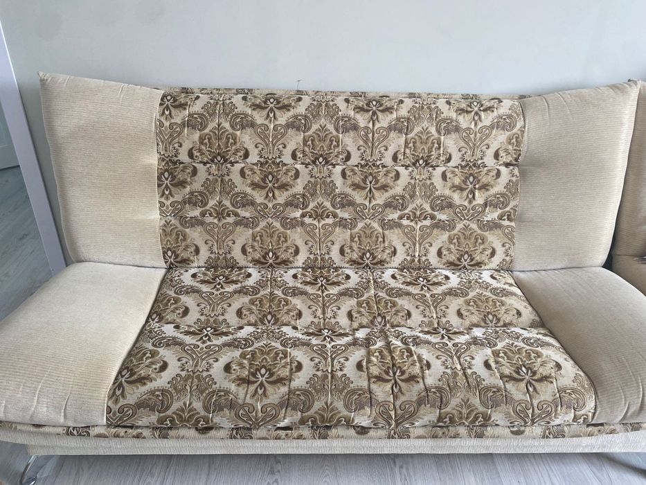 Мягкая мебель и телевизор