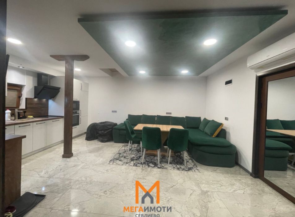 Продажба Етаж от къща гр. Севлиево - гр. Севлиево 102m² и двор 102m²