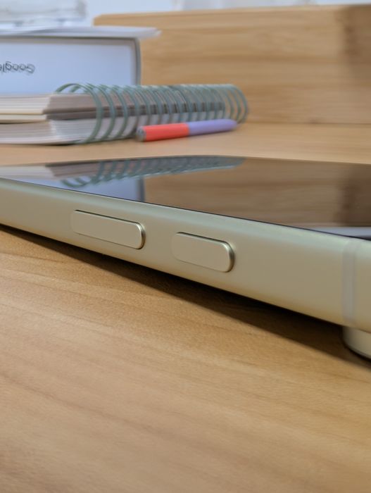 Vând smartphone Google Pixel 10 Lemongrass 128 GB in stare excelentă, garanție