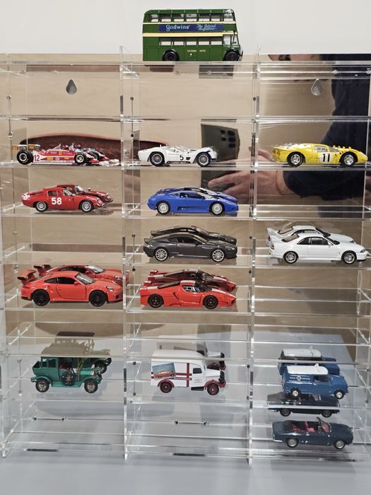 Витрина за 24 колички 1:43 Hot Wheels, Matchbox и др.