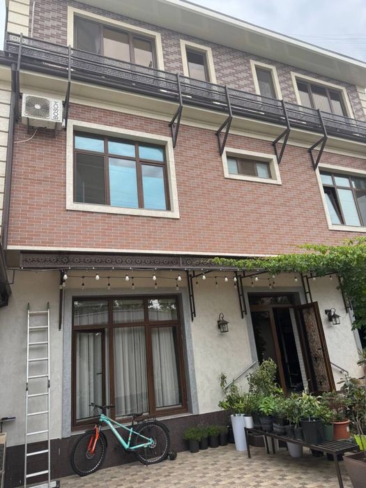 Продам дом. Три этажа. 8 спален. Пять сан узлов