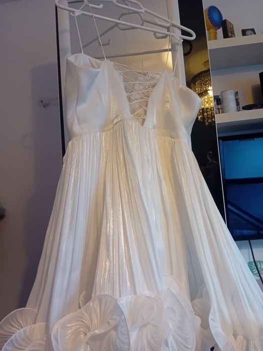 Rochie scurtă din voal cu volane la bază și floare maxi pe talie