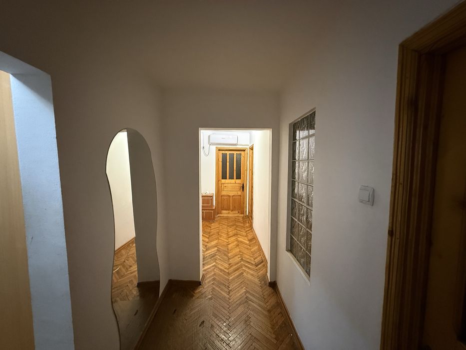 Apartament cu trei camere de vanzare sau chirie si loc de parcare