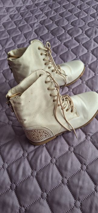 Боти с камъчета в бежов цвят