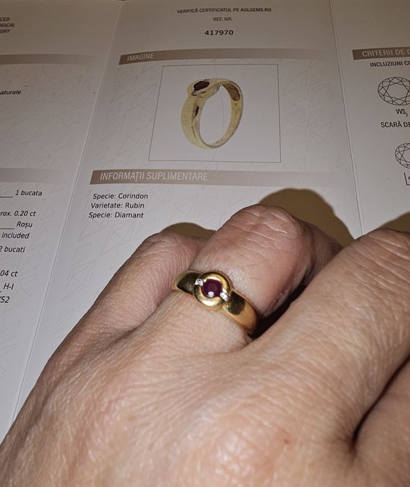Inel aur 18k cu 2diamante si 1 rubin