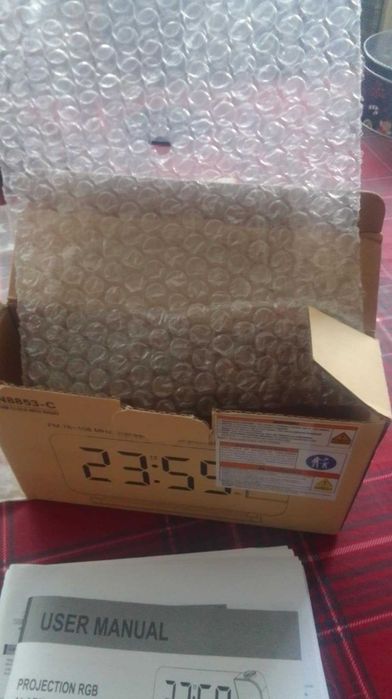 Часовник с радио, будилник и проектор на часа за стената