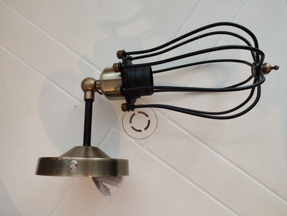 Aplica perete cât și tavan lustre