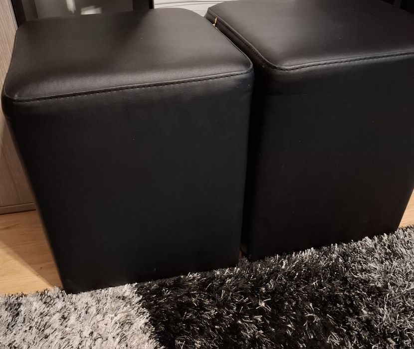 Стабилна стъклена маса с две кожени табуретки