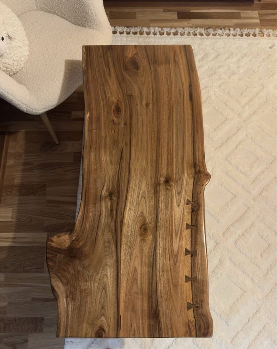 Masă de cafea din nuc realizată manual